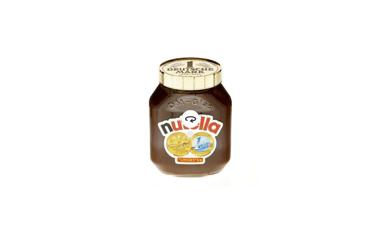 Nuss-Nougat-Creme-Glas der Marke Nutella in einer Sonderedition mit der Aufschrift 