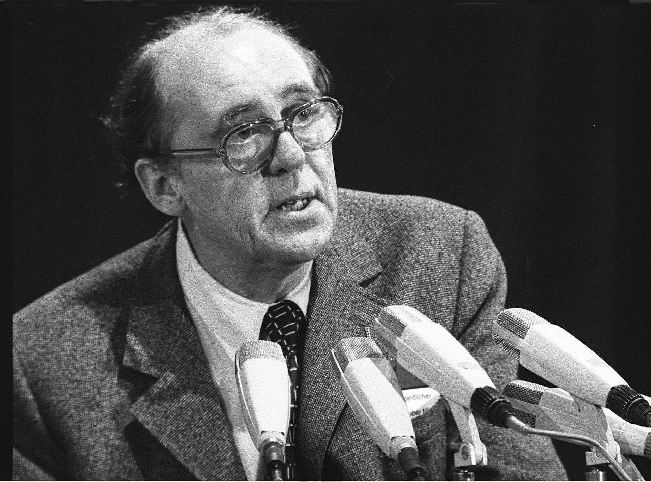 Der Schriftsteller Heinrich Böll auf einem Parteitag der SPD 1972