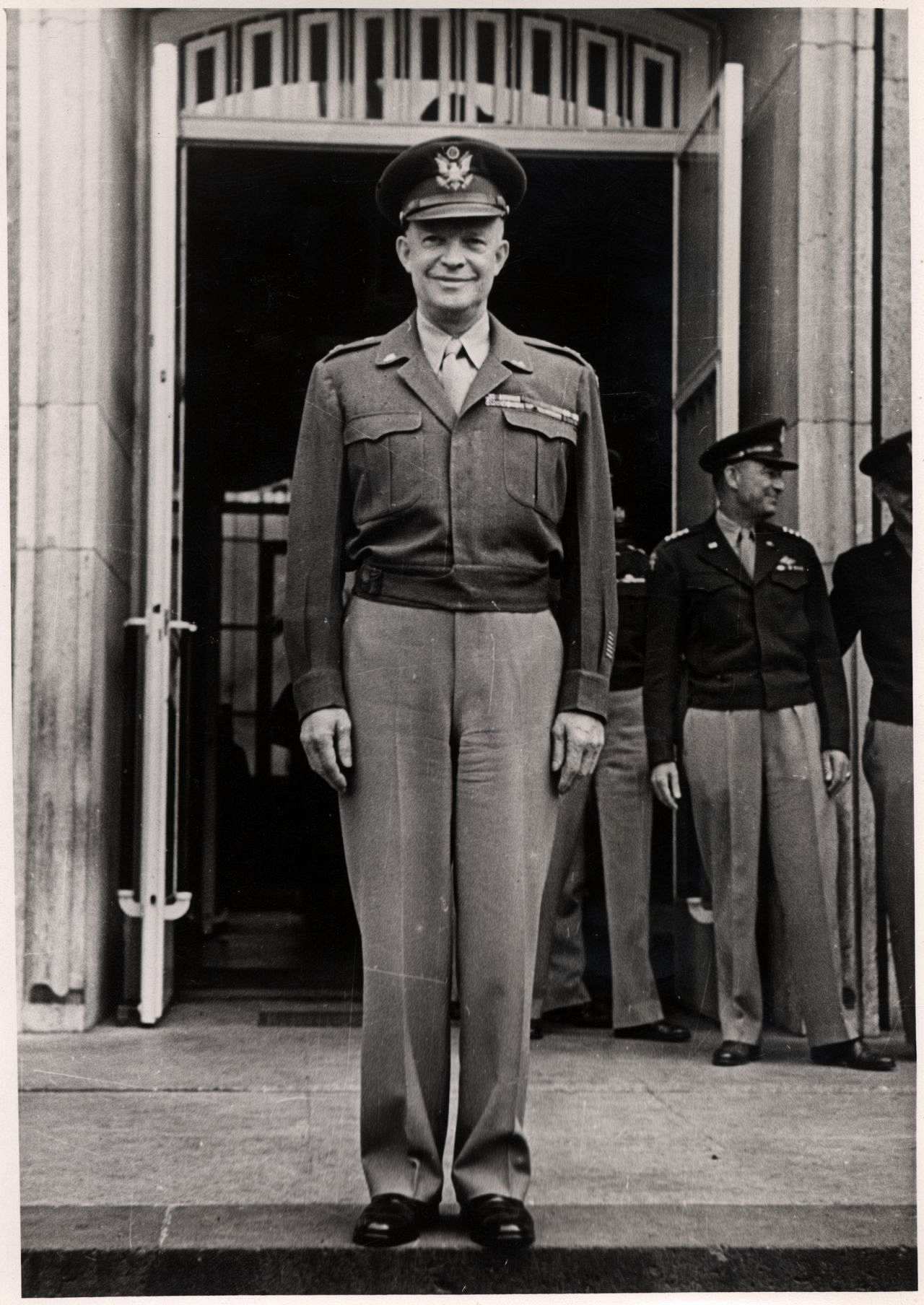 Generalstabschef Dwight D. Eisenhower vor dem Gebäude des  Office of Military Government for Germany (U.S.)(OMGUS).