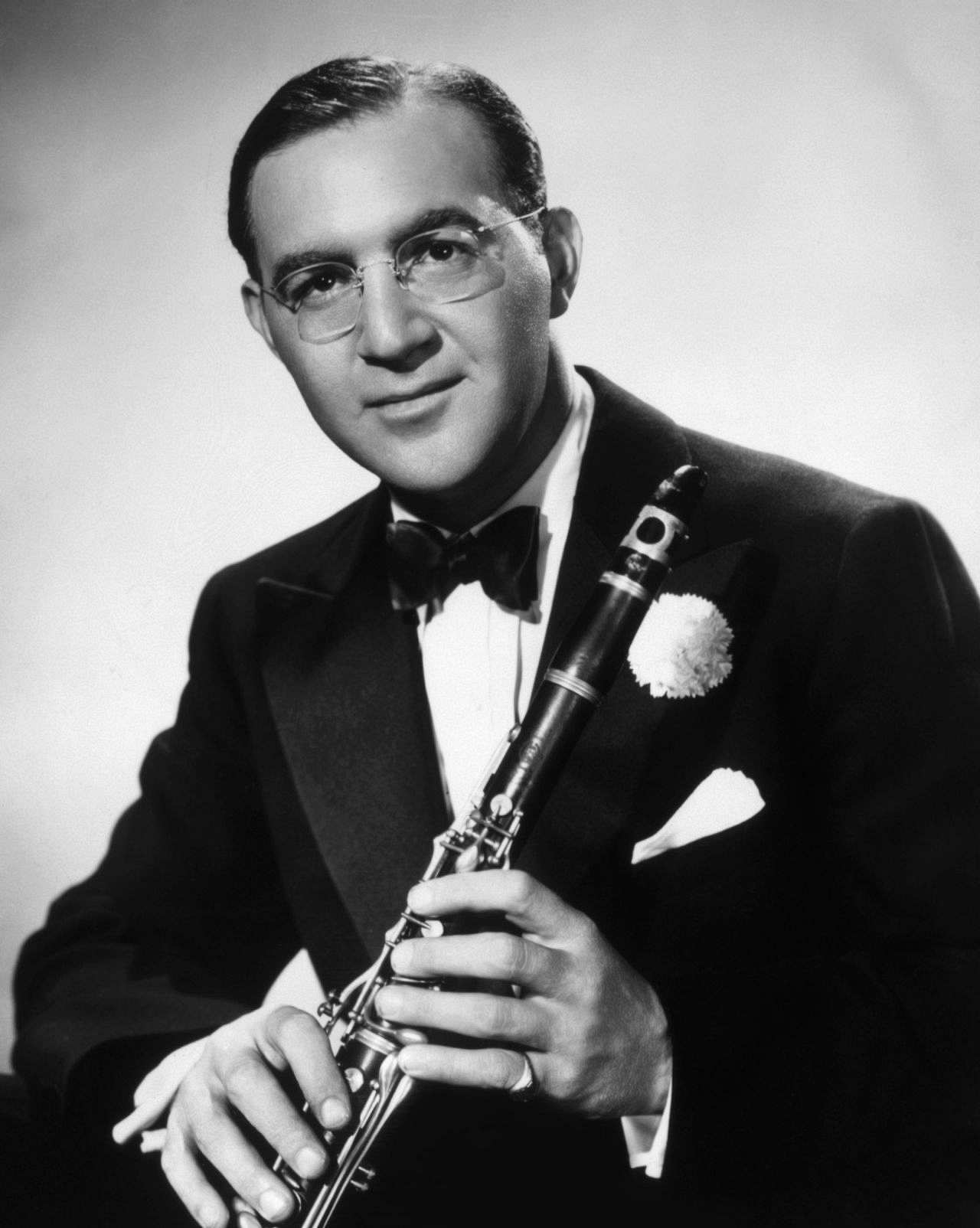 Porträtbild des Jazz- und Swingmusikers Benny Goodman, 1943.