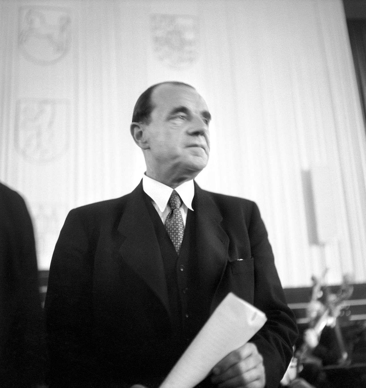 Fotografie von Erich Köhler, dem ersten Bundestagspräsidenten auf der konstituierende Sitzung des ersten Bundestages, 1949.