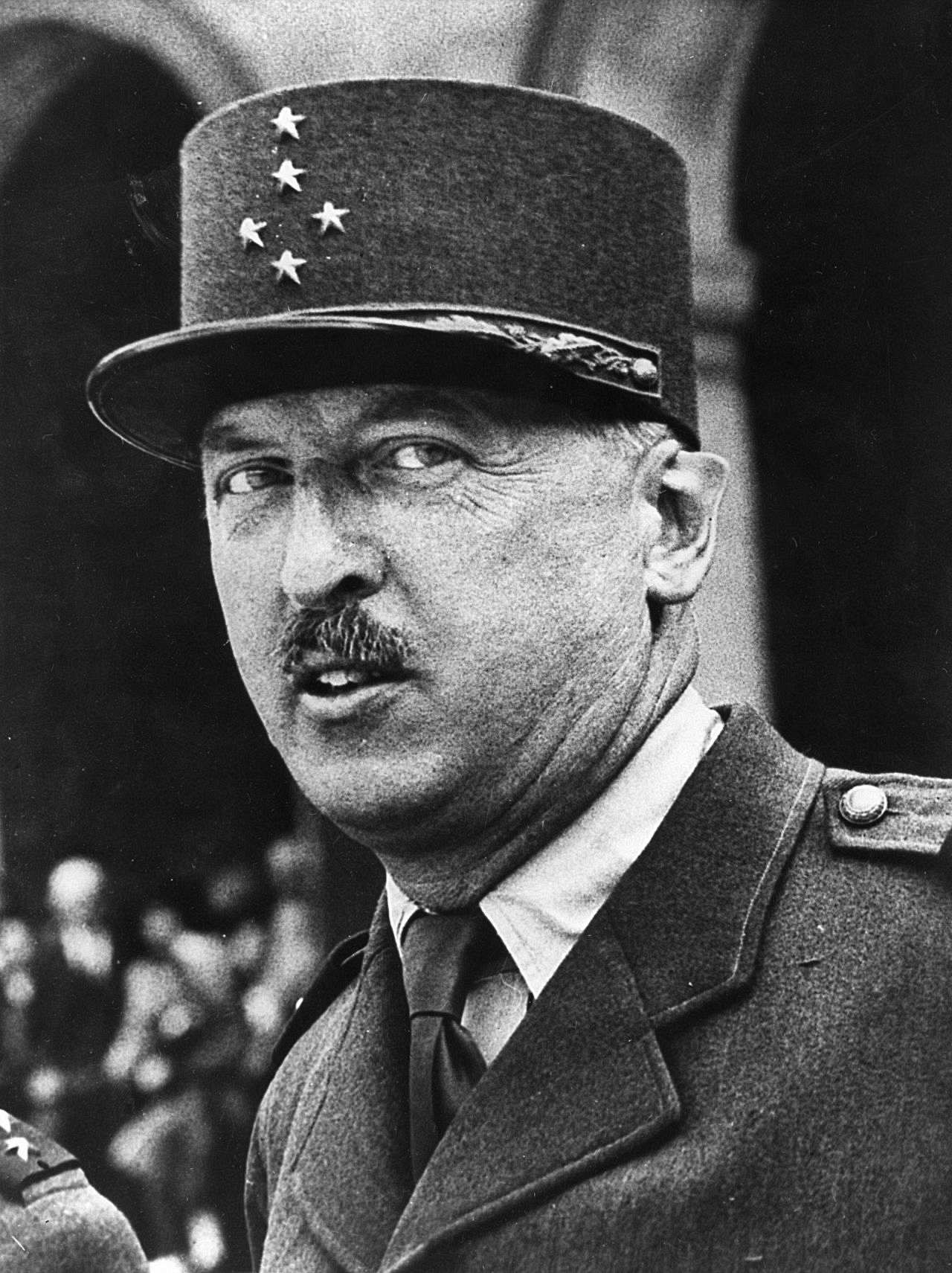 Porträtfoto von Pierre Kœnig,  französischer General und Militärgouverneur der französischen Besatzungszone in Deutschland (von 1945 bis 1949).