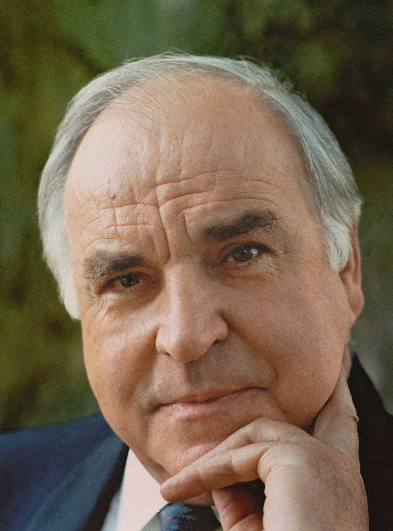 Porträtfoto von Bundeskanzler <b>Helmut Kohl</b>, 1996. - kohl-helmut_foto_LEMO-F-5-009_bbst