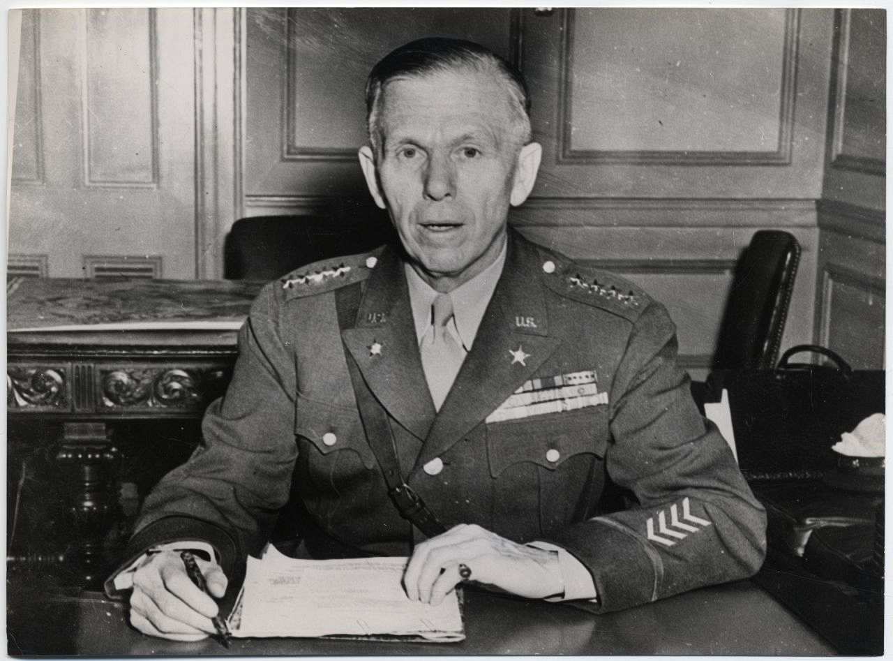 General George C. Marshall bei der Arbeit.