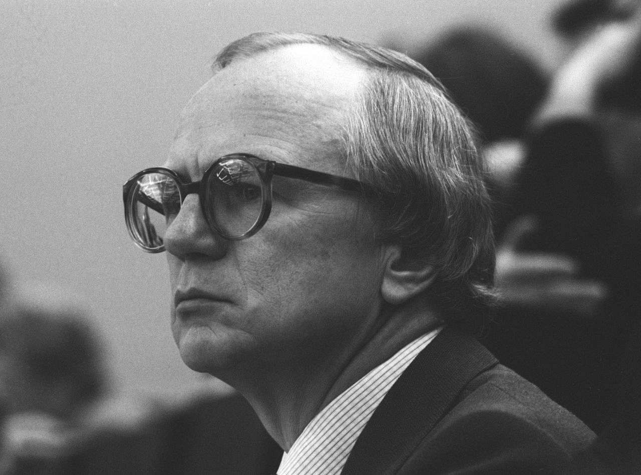 Schwarz-weiße Nahaufnahme des Fernsejournalisten Friedrich Nowottny 1980. Nowottny ist seitlich von links zu sehen. Er trägt eine dicke Hornbrille mit runden Gläsern und zieht die Stirn skeptisch in Falten.