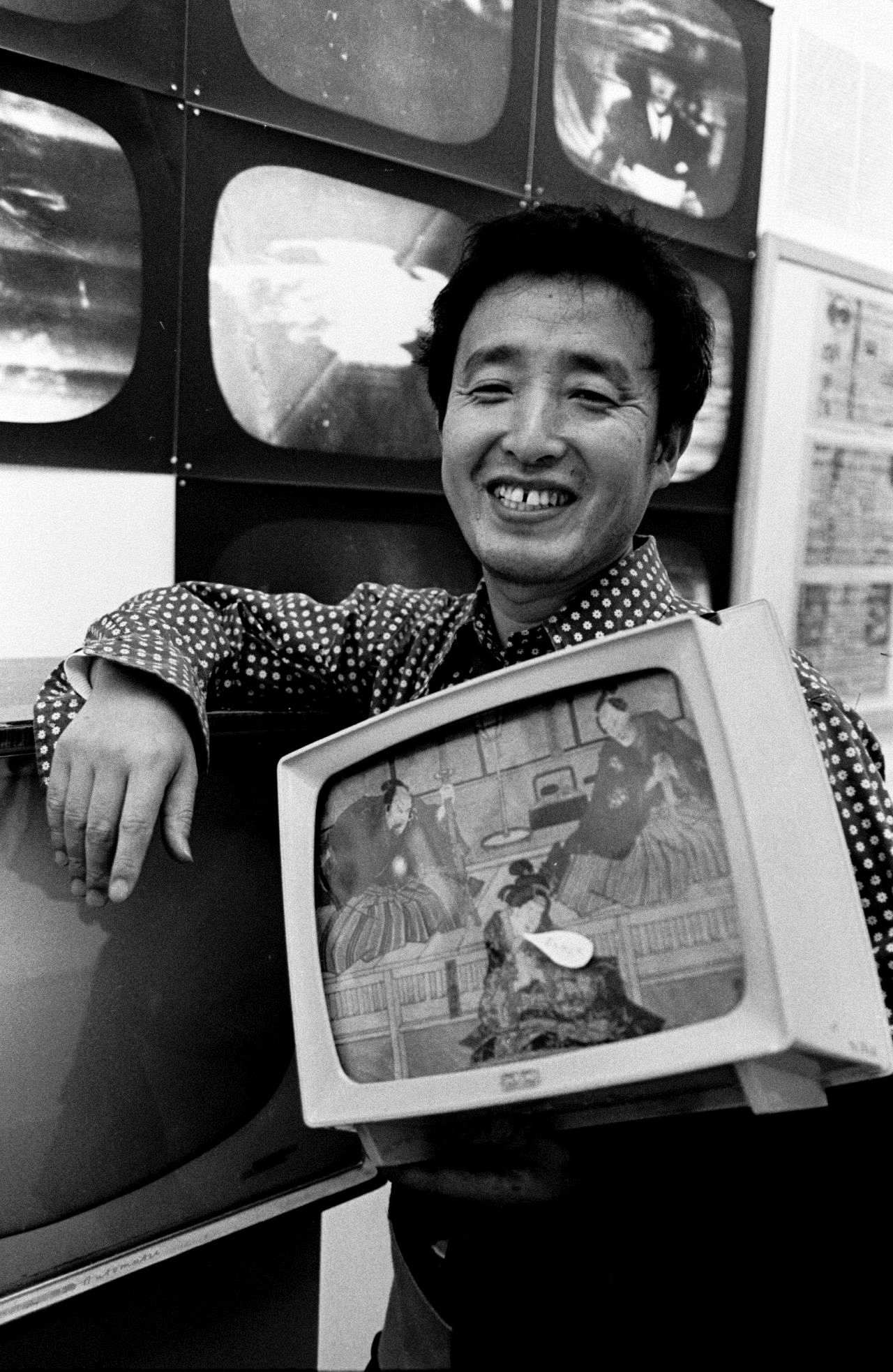 Porträtfotografie des Aktionskünstlers Nam June Paik, 1976.