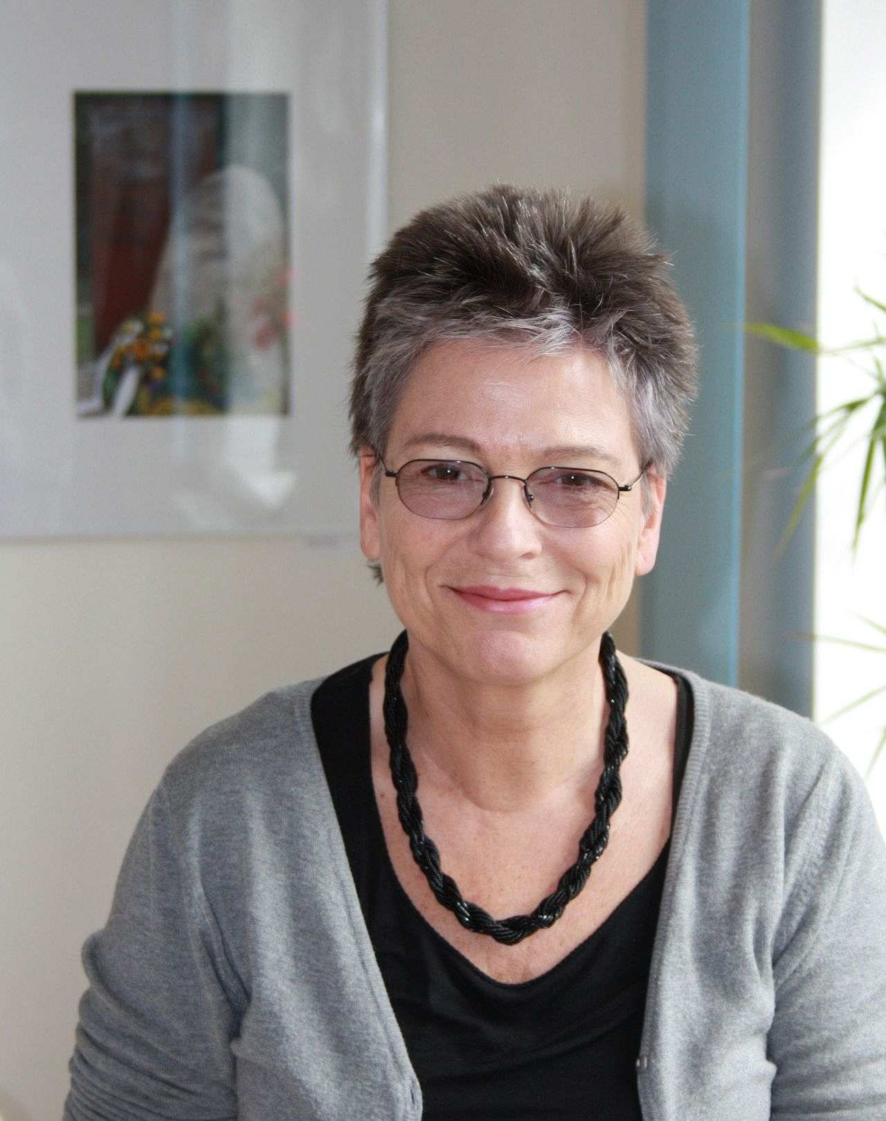 Porträtfotografie der DDR-Bürgerrechtlerin und Politikerin Ulrike Poppe.