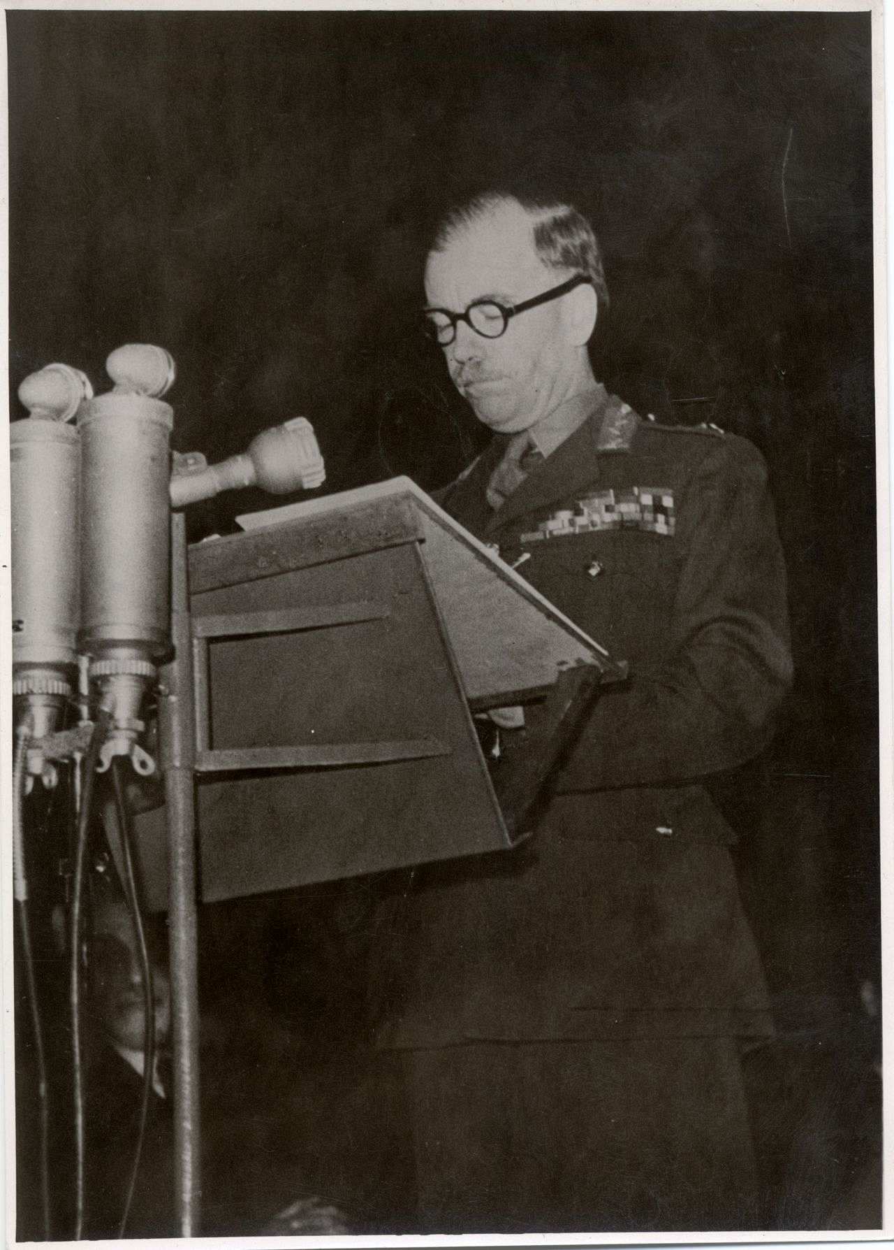 General Brian Robertson, Oberbefehlshaber der britischen Besatzungszone, während einer Rede vor dem Landtag von Nordrhein-Westfalen, April 1948