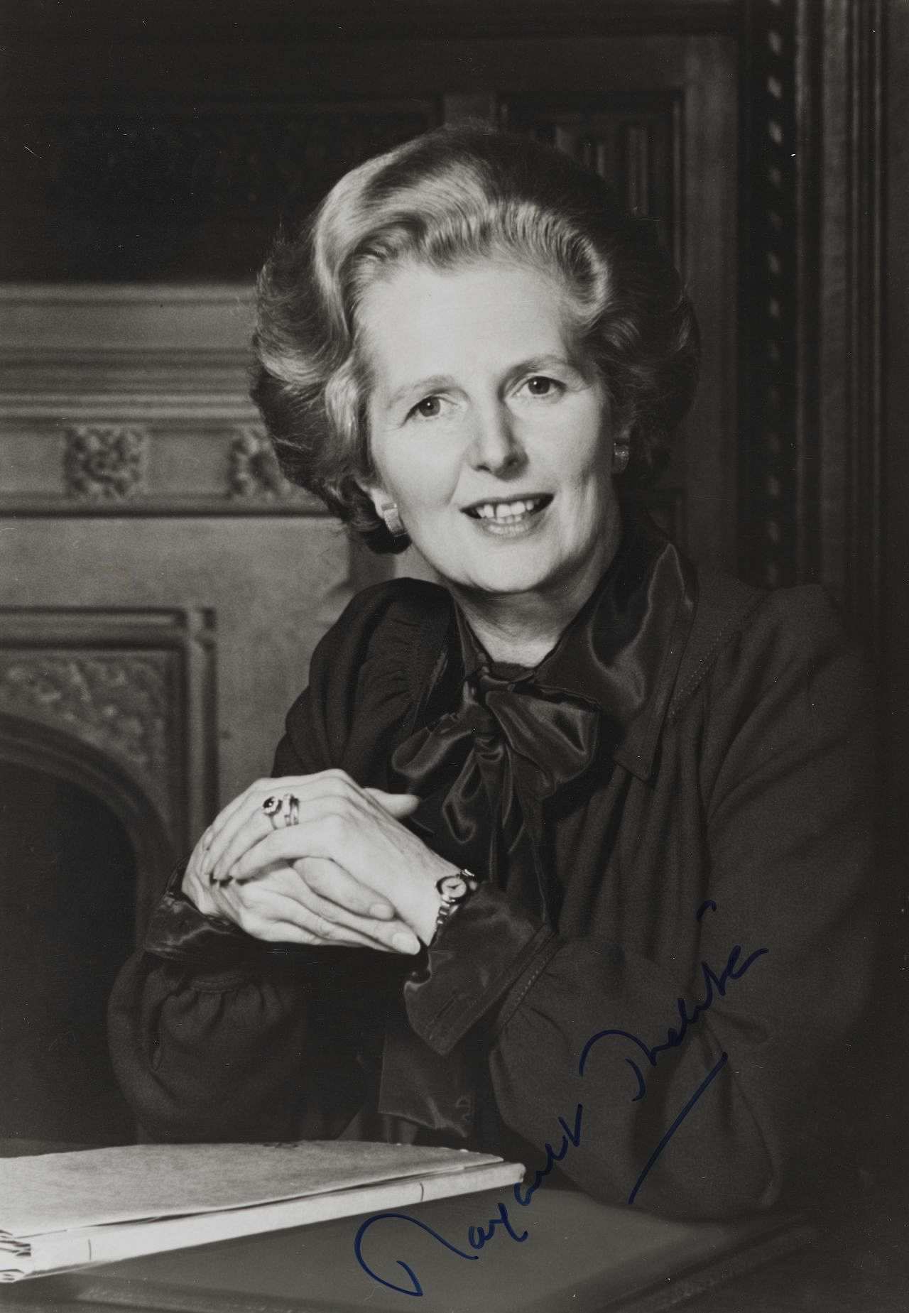 Signiertes Porträtfoto von Margaret Thatcher, Premierministerin des Vereinigten Königreichs von 1979 bis November 1990.