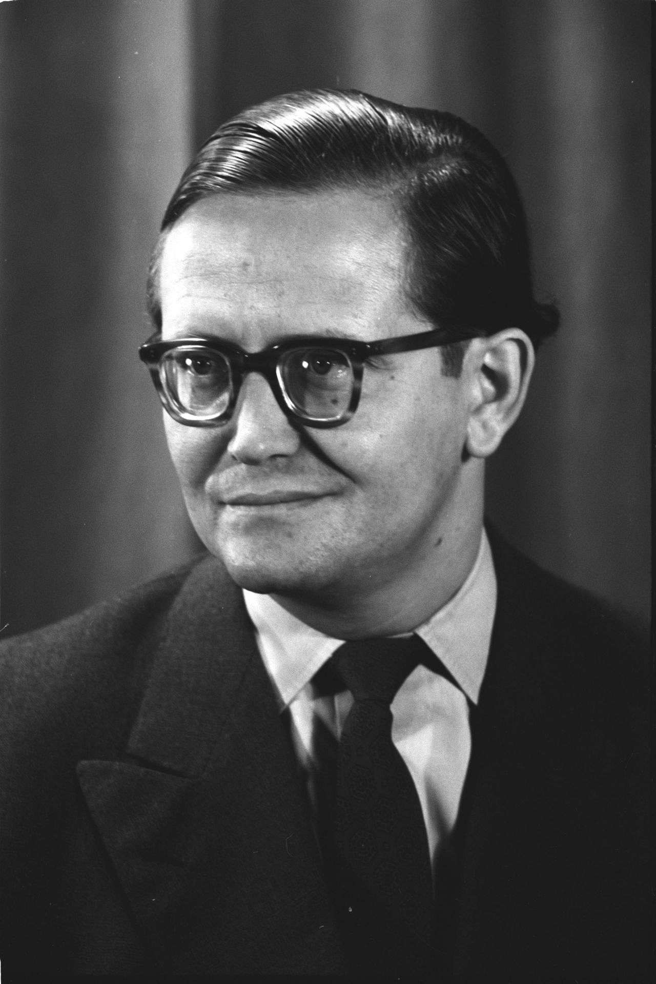 Porträtfoto von Karl-Eduard von Schnitzler, Journalist und Chefkommentator des Deutschen Fernsehfunks in der DDR.