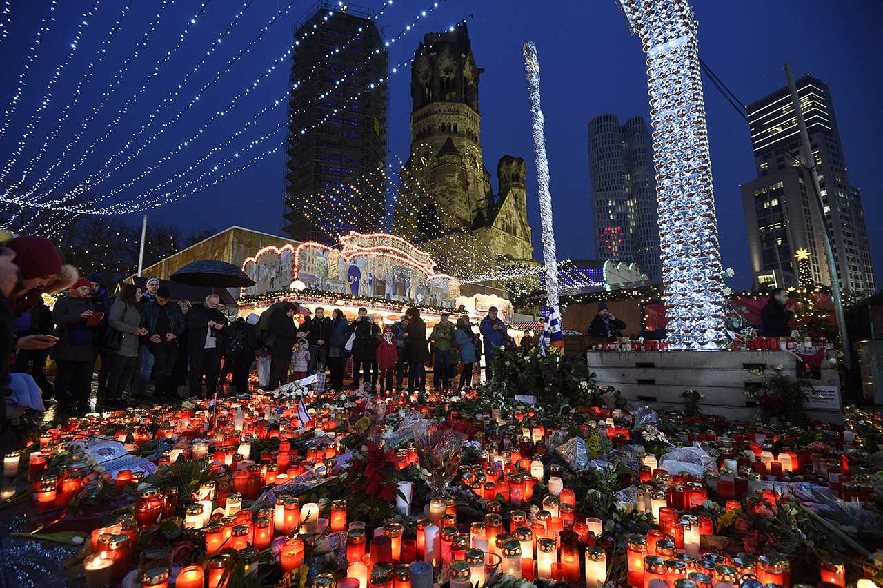 Viele Menschen gedenken der Opfer des Anschlags auf dem Weihnachtsmarkt am Breitscheidplatz in Berlin.  Der Tunesier Anis Amri ist am 19.12.2016 mit einem gestohlenen Lastwagen in die Menschenmenge gefahren. 13 Menschen werden durch den Anschlag getötet und mehr als 70 verletzt. Amri, der sich der islamistischen Terrormiliz IS angeschlossen hatte, wird wenige Tage nach dem Anschlag bei einer Polizeikontrolle in Mailand erschossen. 