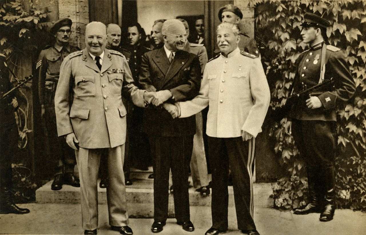 Die Staatschefs der großen alliierten Staaten, Winston Churchill (Großbritannien), Harry S. Truman (USA), Josef W. Stalin (Sowjetunion), auf der Potsdamer Konferenz.