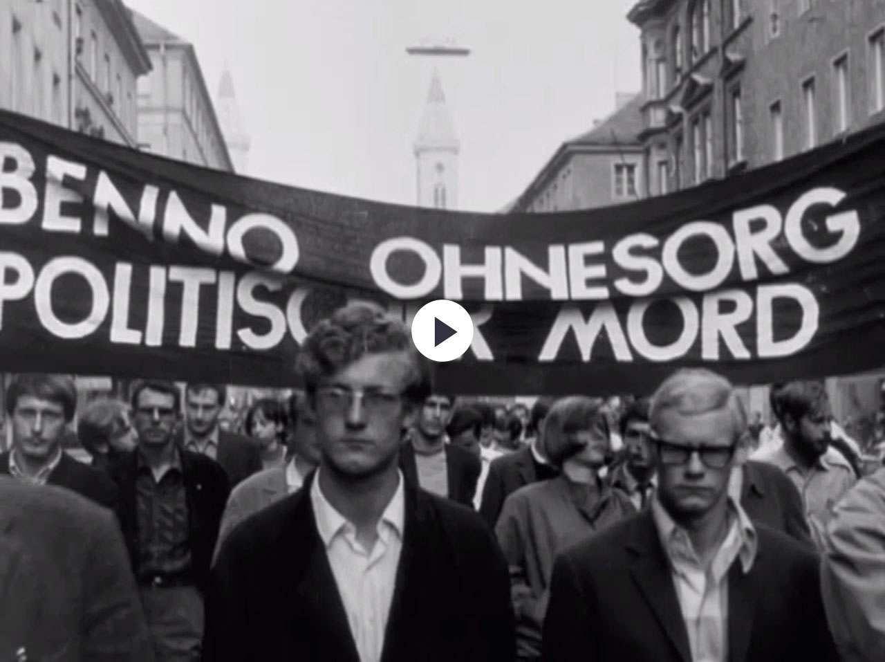 Die UFA-Wochenschau berichtet über die Studentendemonstrationen in zahlreichen westdeutschen Städten und das Attentat auf Rudi Dutschke am 11. April 1968 durch den Hilfsarbeiter Josef Bachmann.