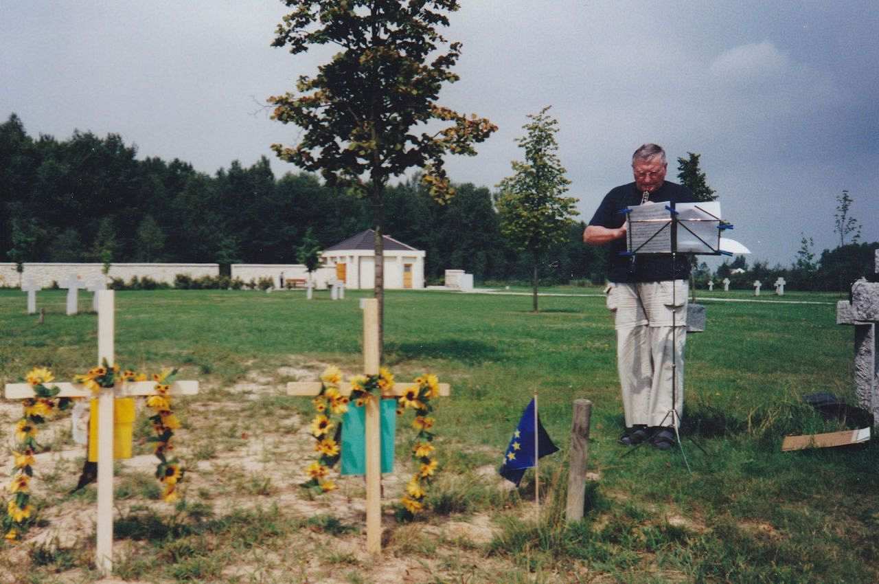 Zeitzeuge Alfred Keffel bei der Trauerfeier für seine Vater auf dem deutschen Soldatenfriedhof in Pulawy. Diese Feier hält er noch bevor er die sterblichen Überreste seines Vaters findet.