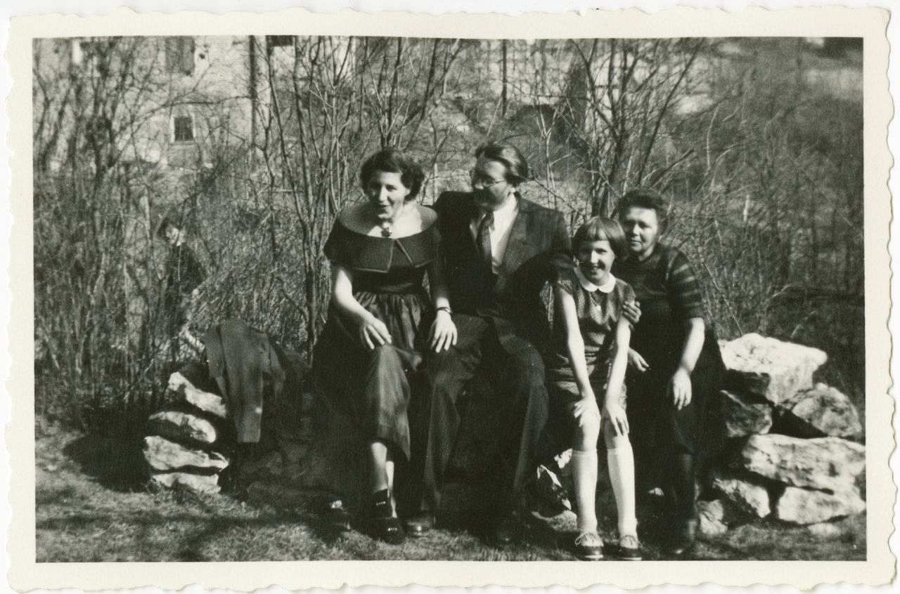 Zehnter Hochzeitstag: Helmut Beschke mit Familie im Garten in Jena 1953