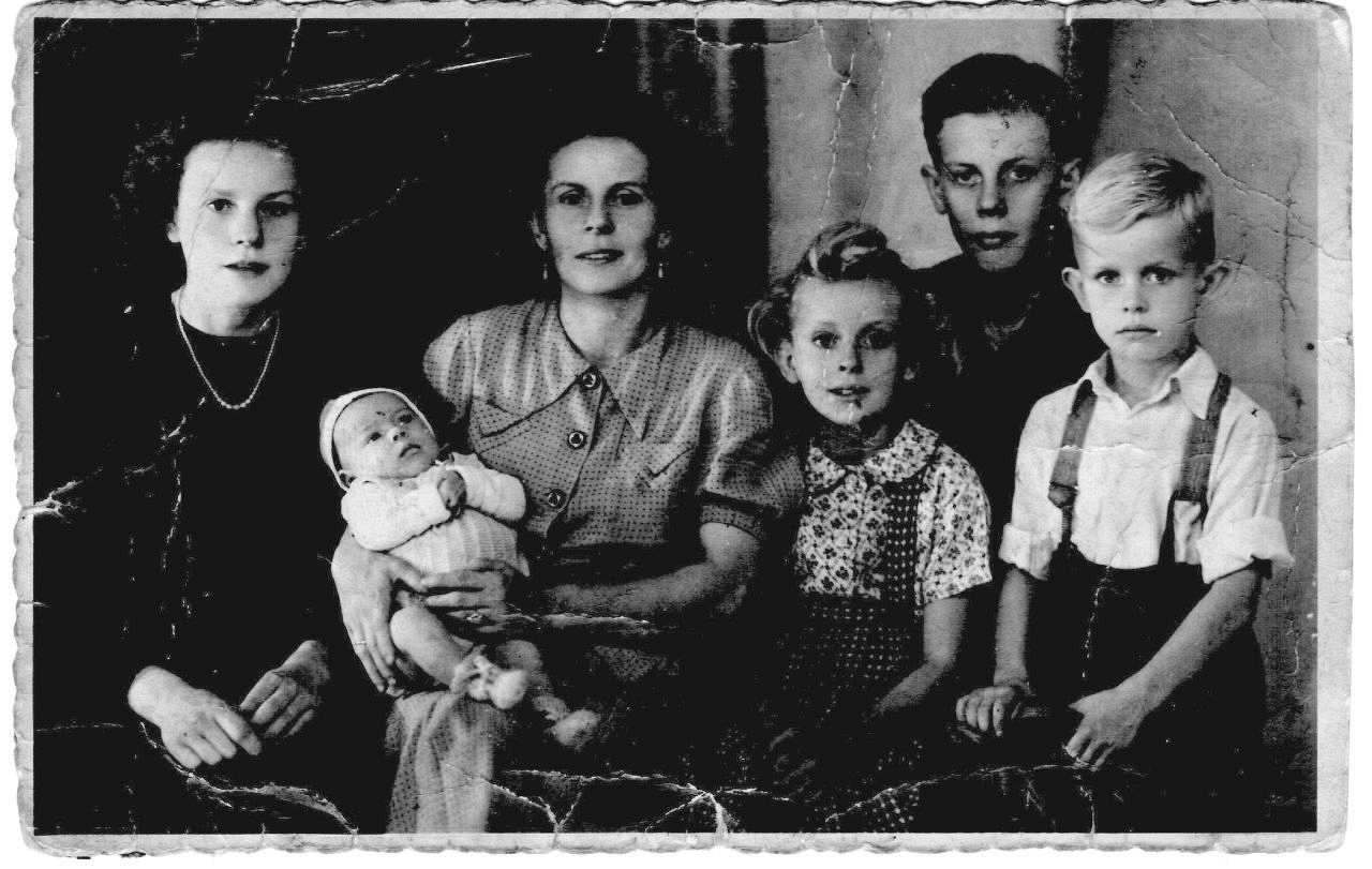 schwarz-weißes Familienfoto, Mutter mit fünf Kindern.