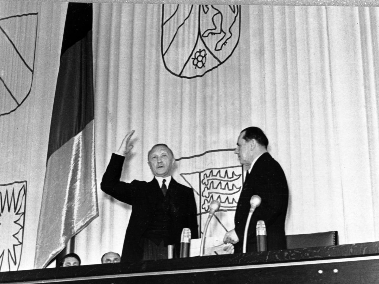 Fotografie der Vereidigung von Bundeskanzler Konrad Adenauer vor dem Deutschen Bundestag durch Bundestagspräsident Erich Köhler, 20. September 1949.