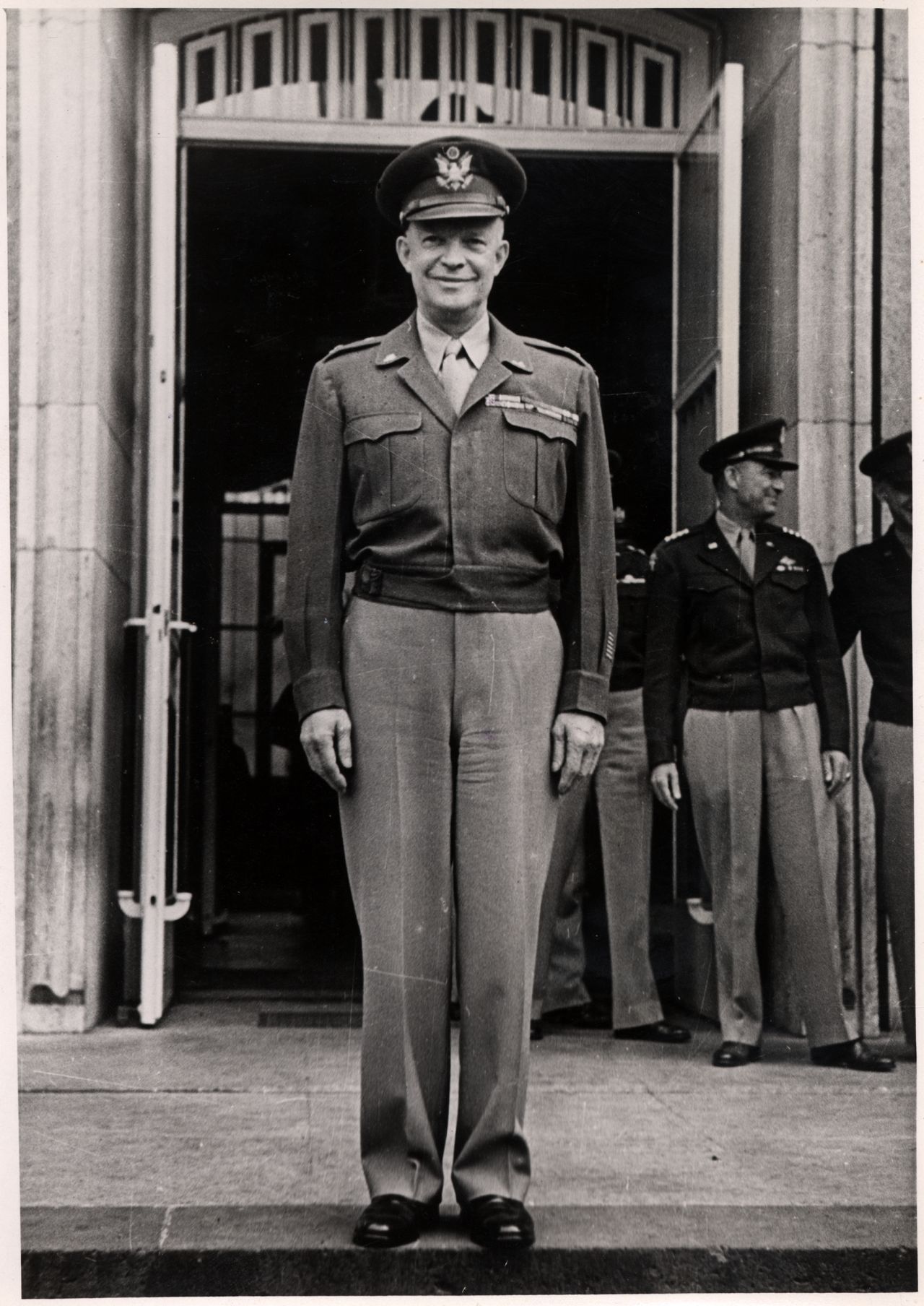Generalstabschef Dwight D. Eisenhower vor dem Gebäude des Office of Military Government for Germany (U.S.) (OMGUS).