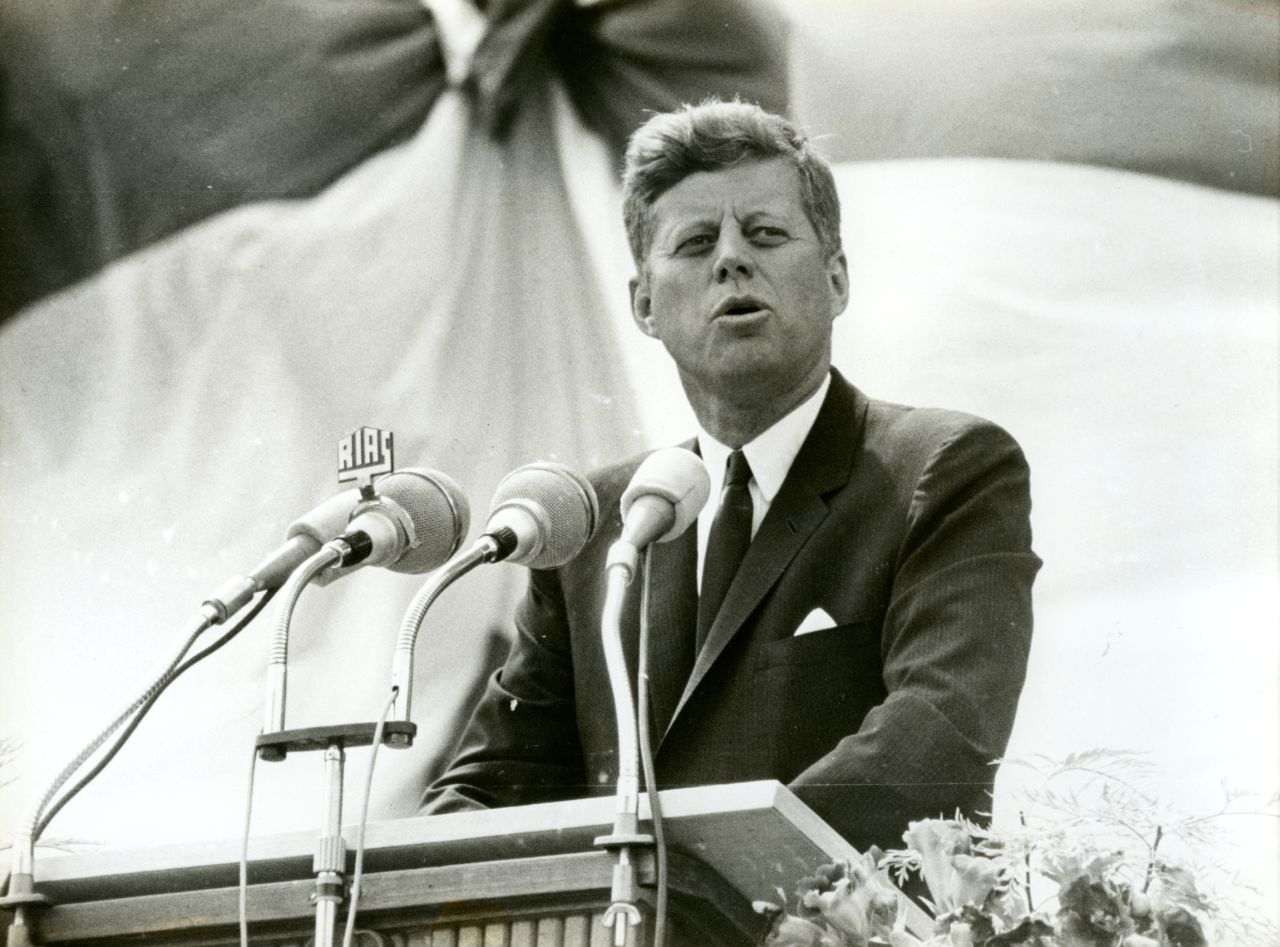 Fotografie von John F. Kennedy bei seiner Rede vor mehr als 450.000 Berlinern auf dem Platz vor dem Schöneberger Rathaus in Berlin 1963. Während der Rede fiel der bedeutende Satz 