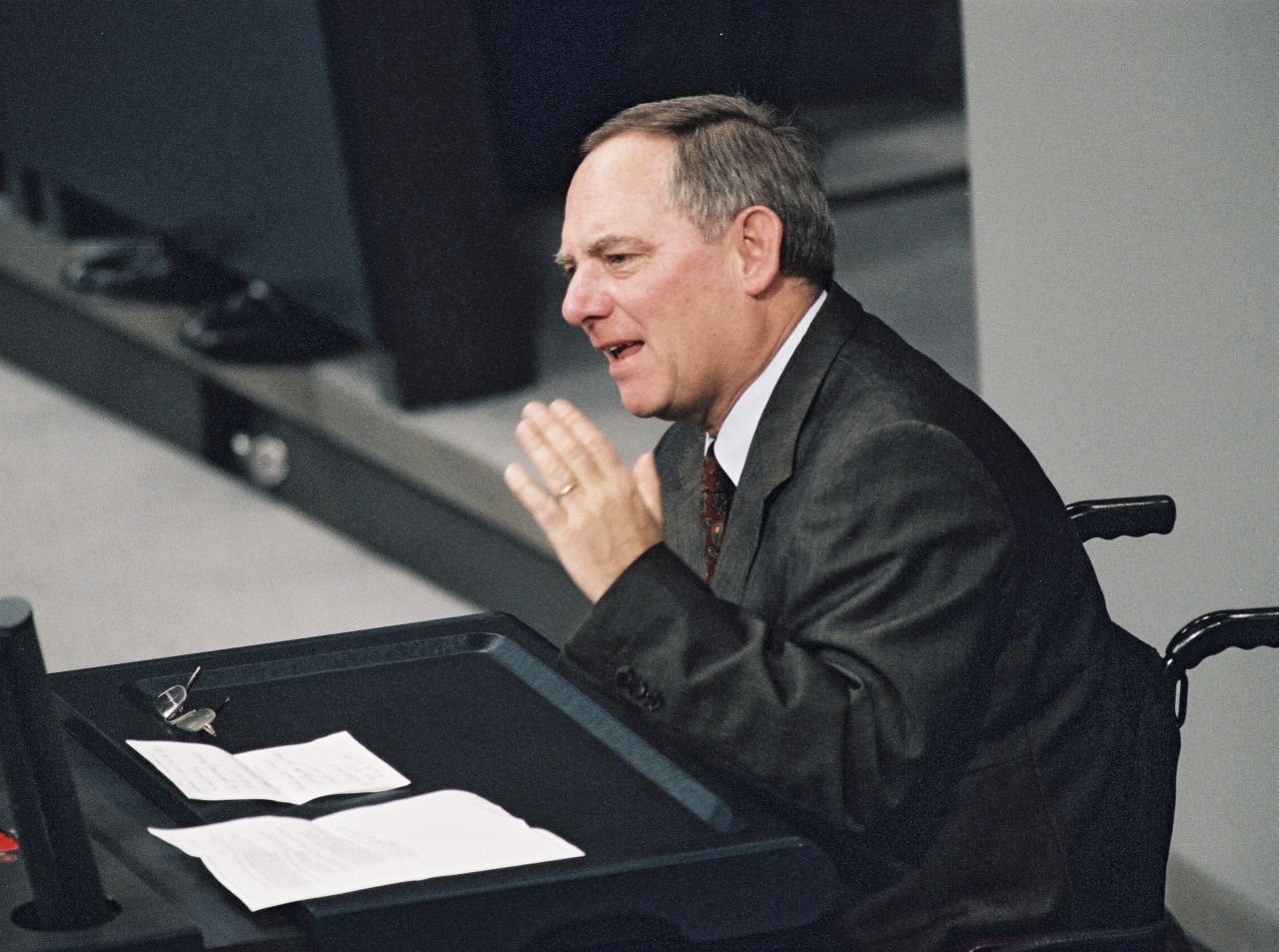 Dr. Wolfgang Schäuble, Vorsitzender der CDU, am Rednerpult anlässlich einer Aussprache zur CDU-Spendenaffäre, im Jahr 2000.