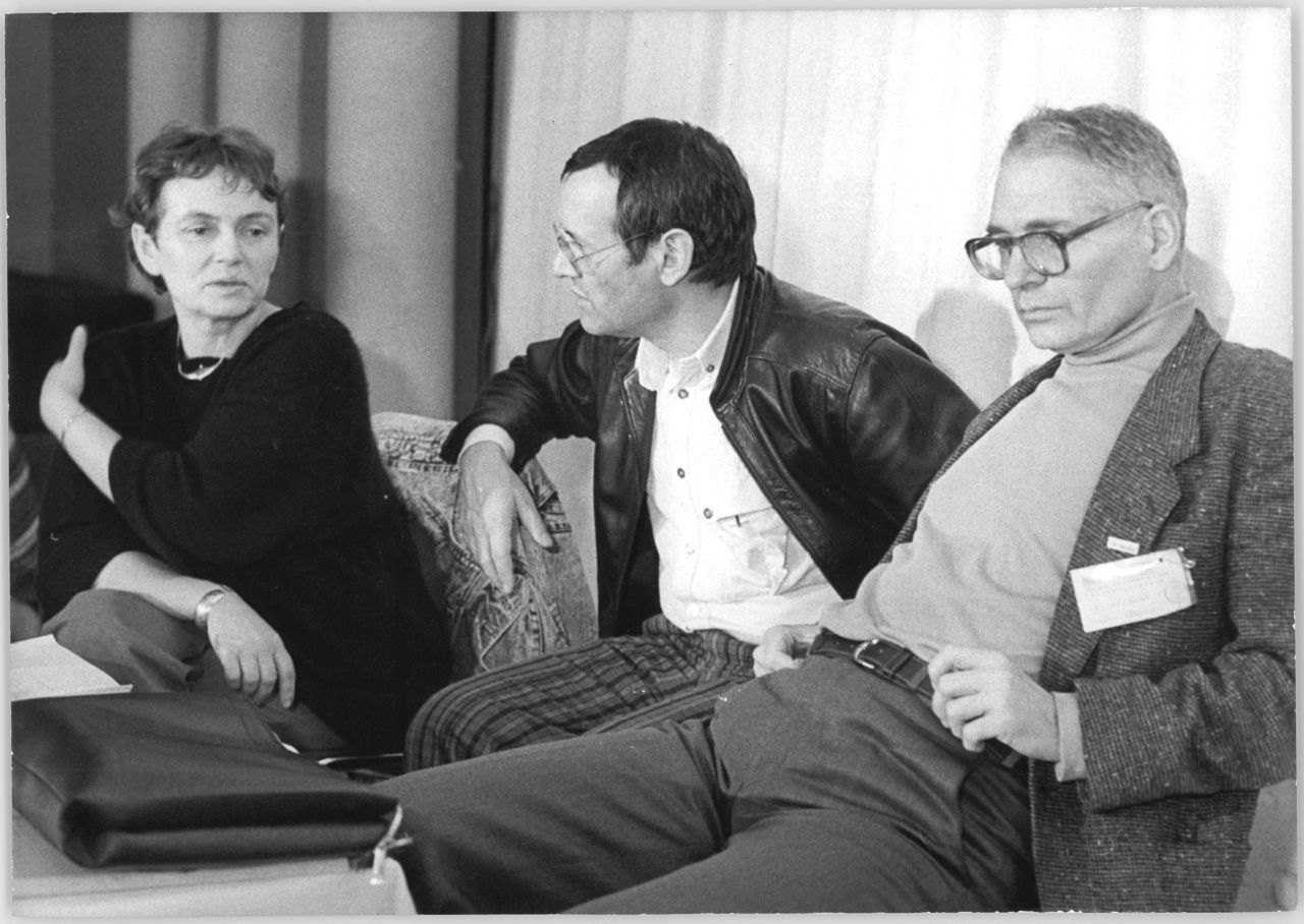 S/w-Foto: Bärbel Bohley, Rolf Henrich und Jens Reich sitzen nebeneinander.