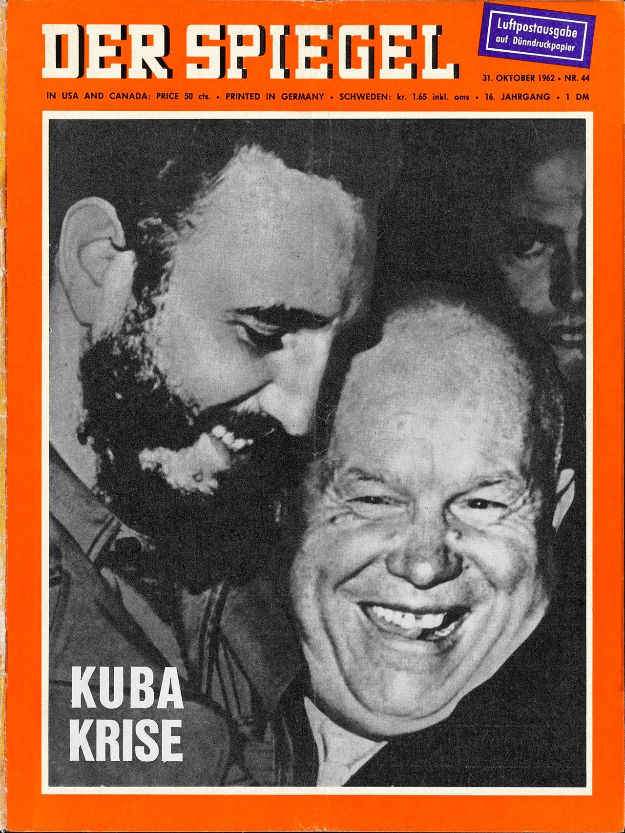 Spiegel-Titelblatt 16. Jahrgang 1962 Heft 44. Schwarzweiß-Foto mit den Gesichtern von Fidel Castro und Nikita S. Chrustschow, beide lachend. Im Hintergrund Gesichtshälfte von weiterer Person. Schriftzüge: 'Kuba Krise', ‚Luftpostausgabe auf Dünndruckpapier‘.