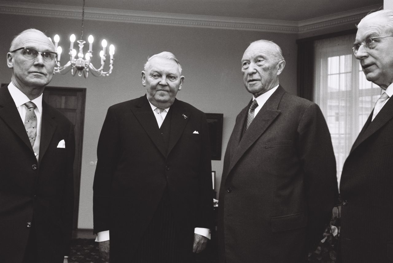 Schwarz-weiß-Fotografie der Amtsübernahme im Palais Schaumburg, Konrad Adenauer und Ludwig Erhard, am 17. Oktober 1963