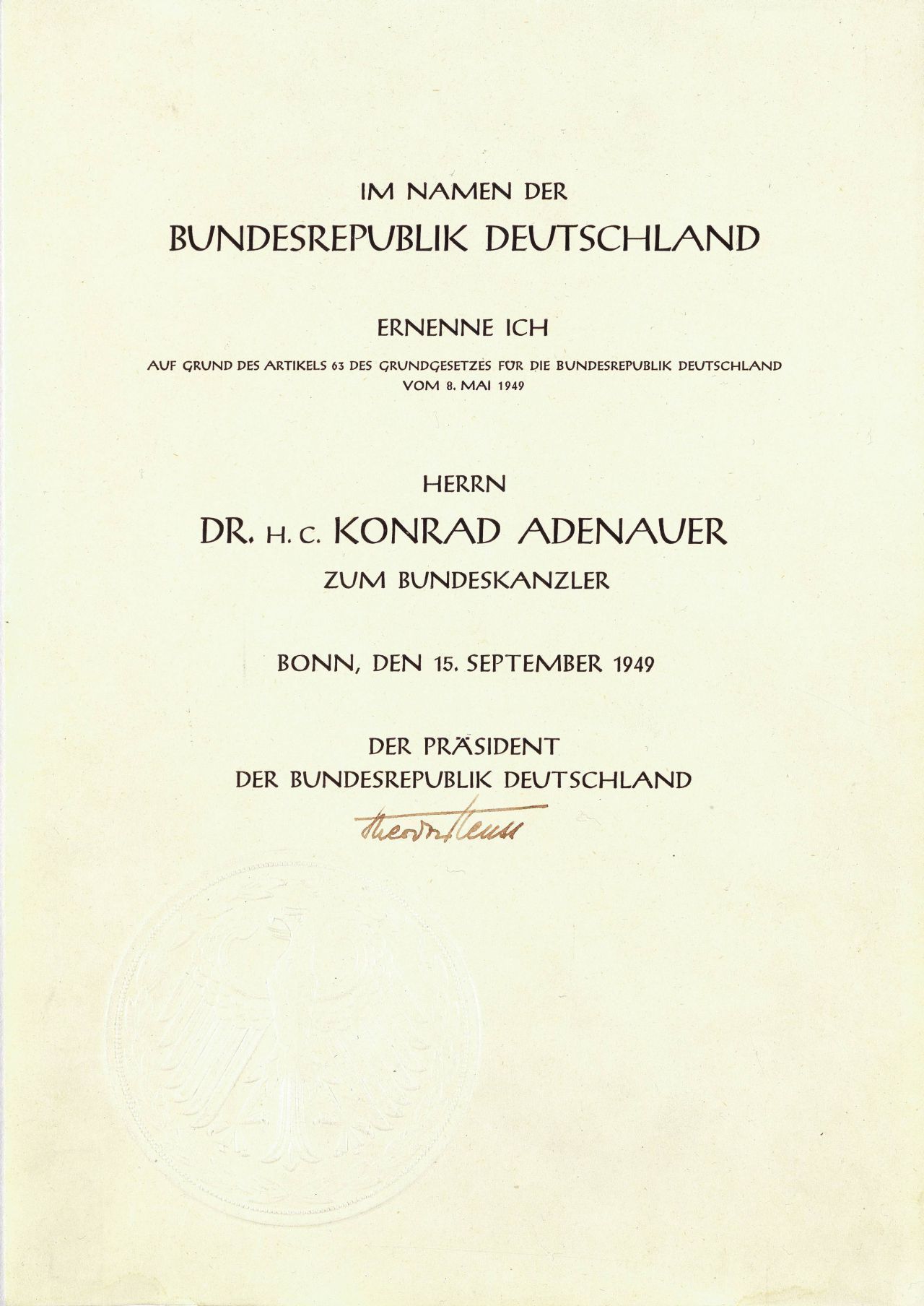 Blatt, großer geprägter Bundesadler unten. Text: Im Namen der Bundesrepublik Deutschland ernenne ich auf Grund des Artikels 63 des Grundgesetzes für die Bundesrepublik Deutschland vom 8. Mai 1949 Herrn Dr. h.c. Konrad Adenauer zum Bundeskanzler. Unterzeichnet hat Bundespräsident Heuss.