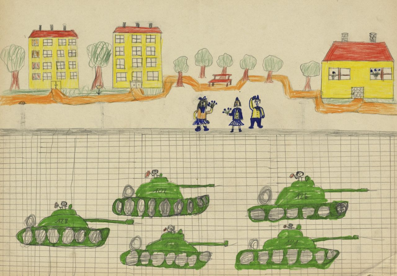 Kinderbild, mit Filz- und Buntstiften gezeichnet), auf dem eine Panzerparade mit Häusern und winkenden Personen im Hintergrund zu sehen ist.