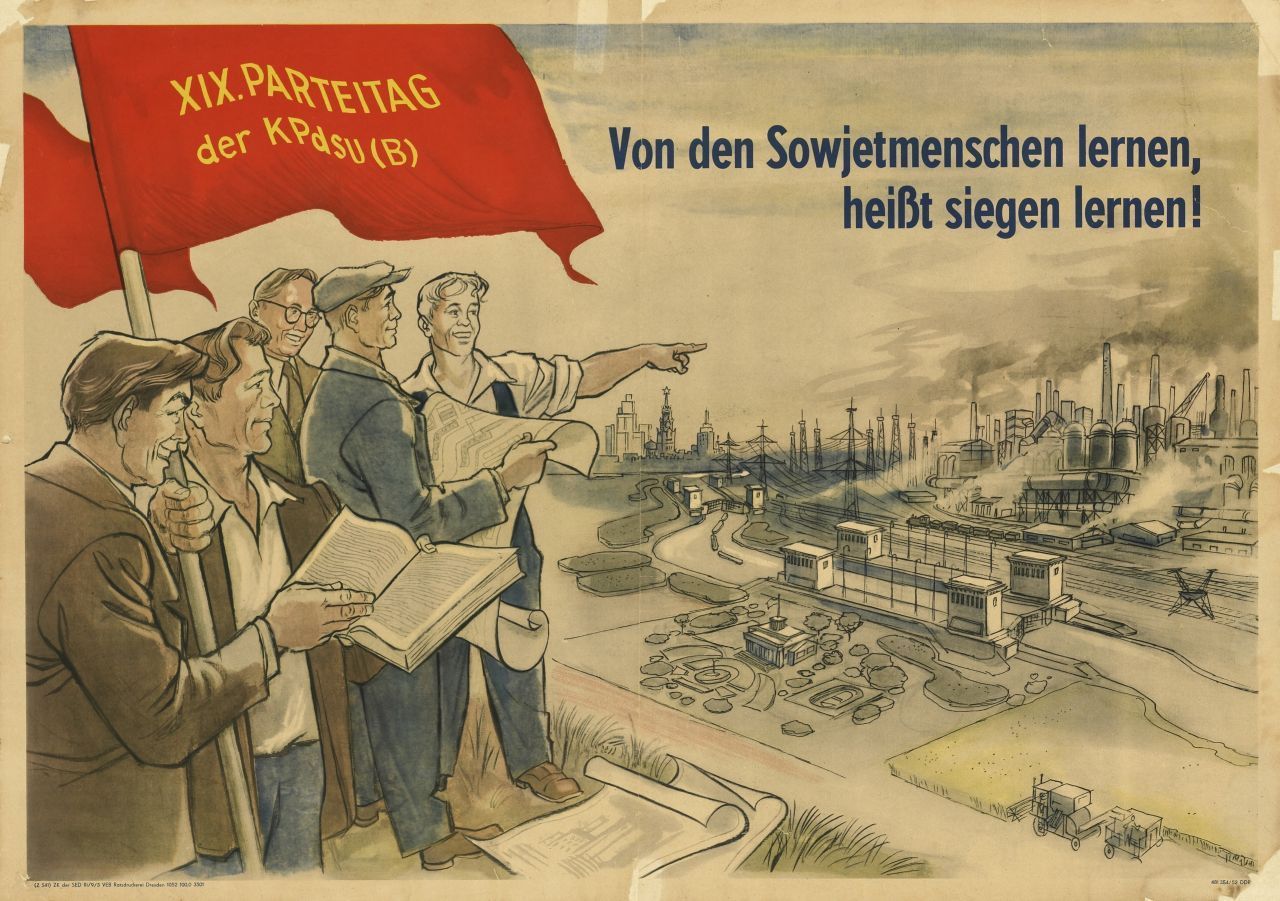 Grafisches Motiv: fünf Arbeiter auf einem Hügel sehen auf einen Industriekomplex herunter. Einer hält eine rote Fahne mit gelbe Beschriftung: XIX. Parteitag der KpdSU (B). Rechts oben die Beschriftung: Von den Sowjetmenschen lernen heißt siegen lernen.