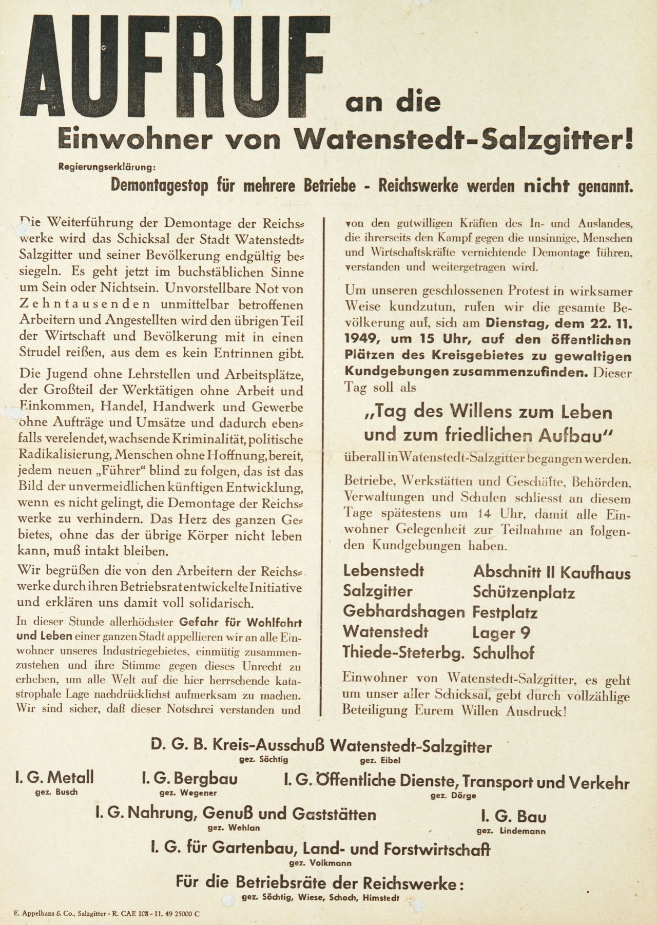 Beigefarbenes Plakat mit schwarzem gedruckten Text: Aufruf an die Einwohner von Watenstedt-Salzgitter sich gegen die geplante Demontage der Reichwerke Salzgitter zusammenzutun. Unter dem Aufruf stehen die Namen der beteiligten Gewerkschaften.