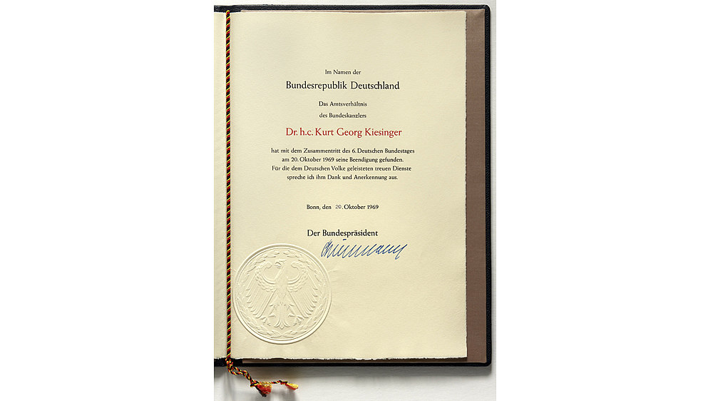 Certificate of discharge of the German Chancellor Kurt Georg Kiesinger.