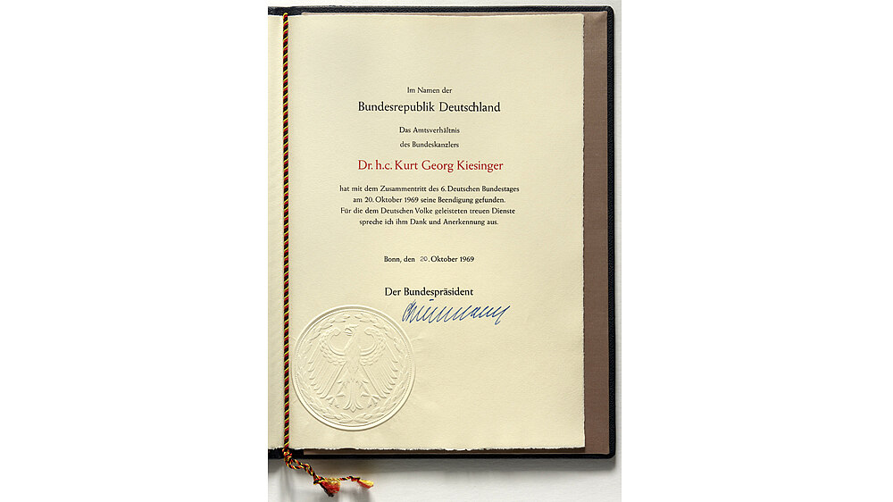Entlassungsurkunde aus dem Amt des Bundeskanzlers für Kurt Georg Kiesinger. Unterschrieben wurde die Urkunde am 20. Oktober 1969 vom Bundespräsidenten Gustav Heinemann.