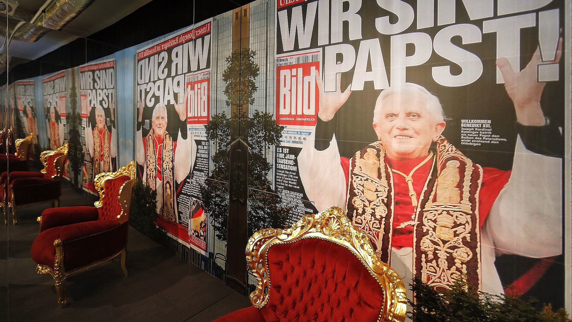 Papststuhl in der Ausstellung 'Deutsche Mythen seit 1945" ZFL Leipzig