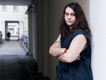 Ein Foto von Sam Zamrik in einem Hauseingang
