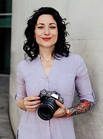 Porträt der Fotografin Anne Hufnagl mit Kamera