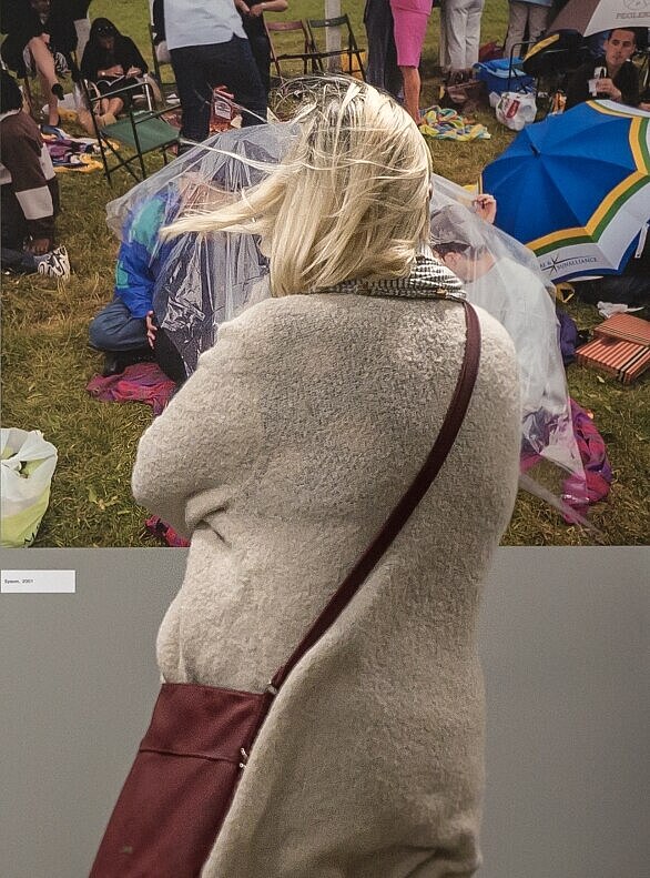 Besucherin vor einer Fotografie von Peter Dench.