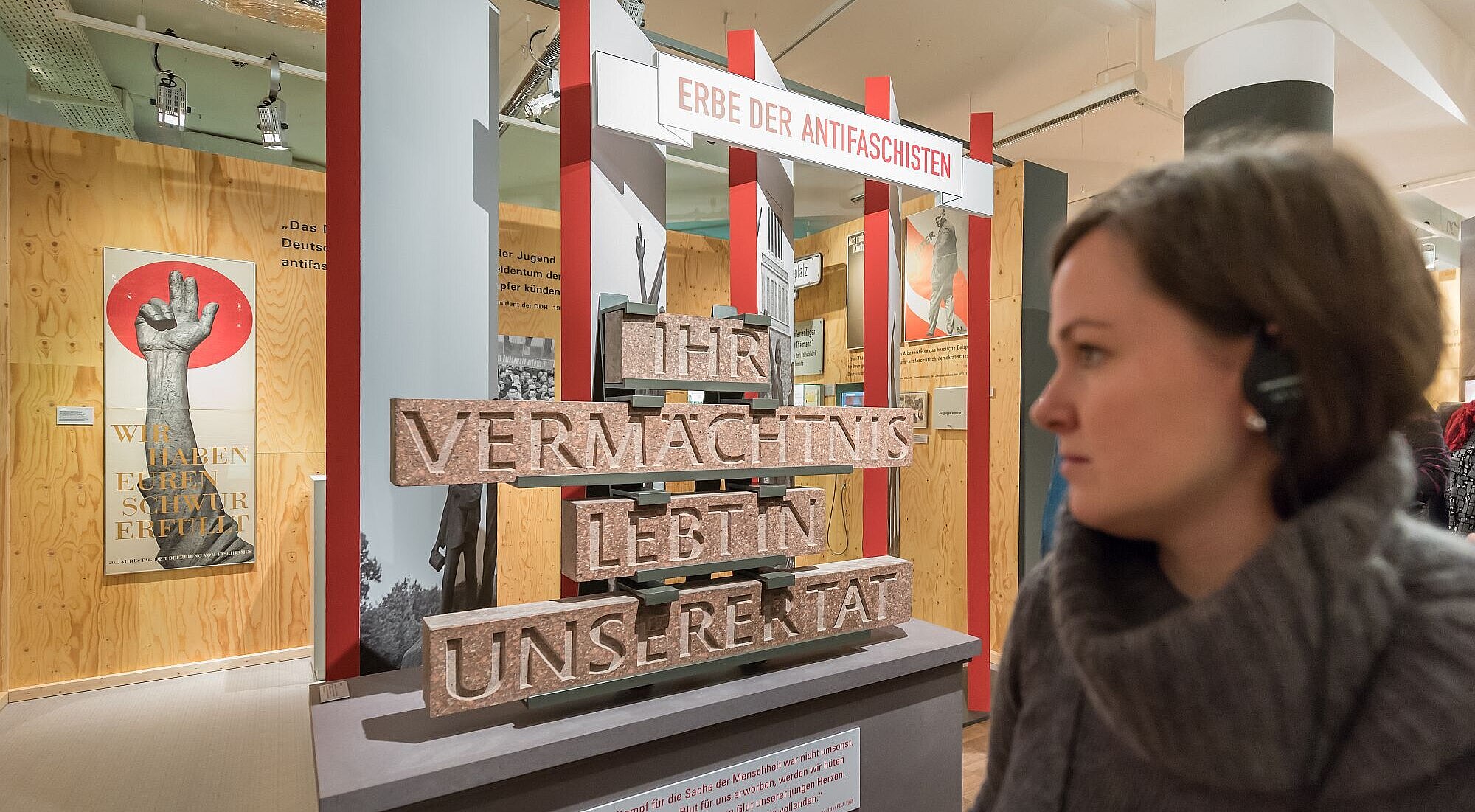 Besucherin in der Ausstellung 'Deutsche Mythen seit 1945' im Zeitgeschichtlichen Forum Leipzig