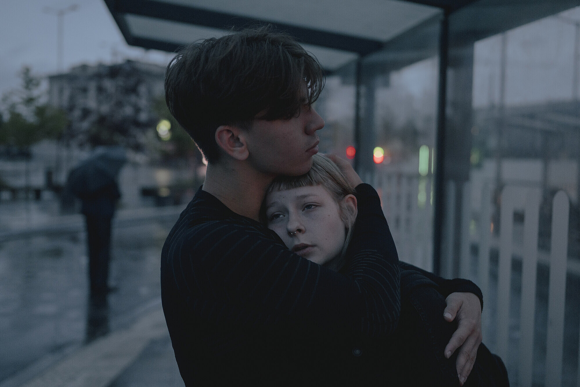 Die Teenager Lena & Ivan umarmen sich