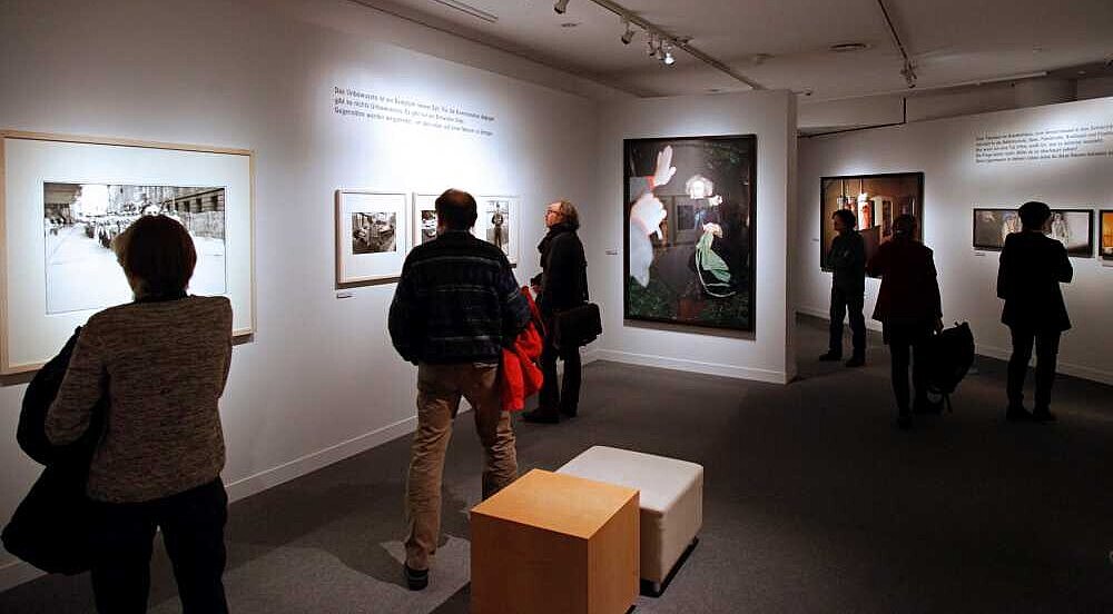 Besucher in der Ausstellung 'Zuhause ist ein fernes Land. Fotografien von Gundula Schulze Eldowy'