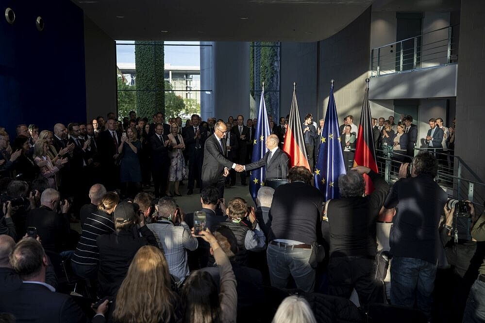 Olaf Scholz und Friedrich Merz während der Übergabe des Bundeskanzleramtes an den neuen Bundeskanzler, Mai 2025 Olaf Scholz und Friedrich Merz während der Übergabe des Bundeskanzleramtes an den neuen Bundeskanzler, Mai 2025