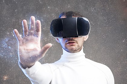 Foto Mann mit VR-Brille und ausgestreckter Hand