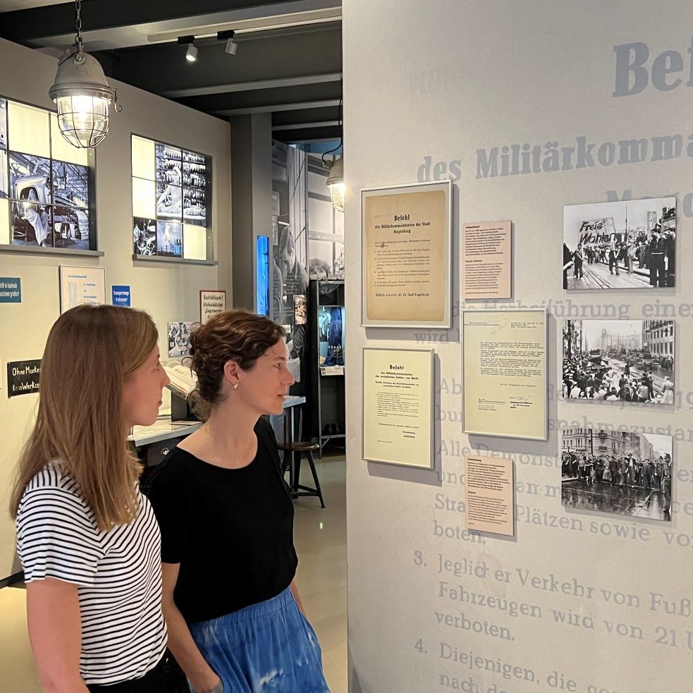 Zwei Besucherinnen betrachten Ausstellungsobjekte zum 17. Juni 1953.
