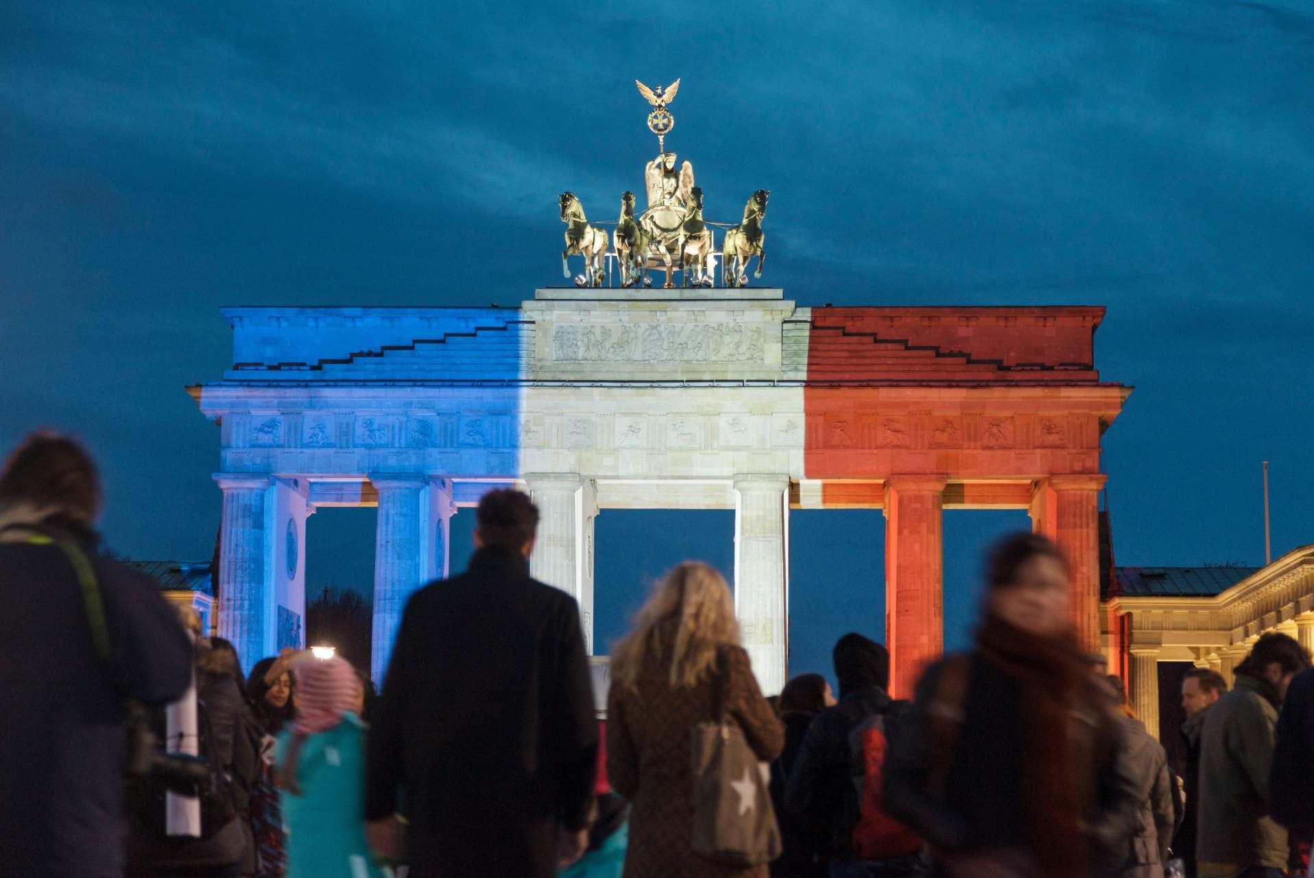 Fotografie von Pierre Adenis. Brandenburger Tor mit Tricolore-Beleuchtung. Rückblende 2015. Der deutsche Preis für politische Fotografie und Karikatur