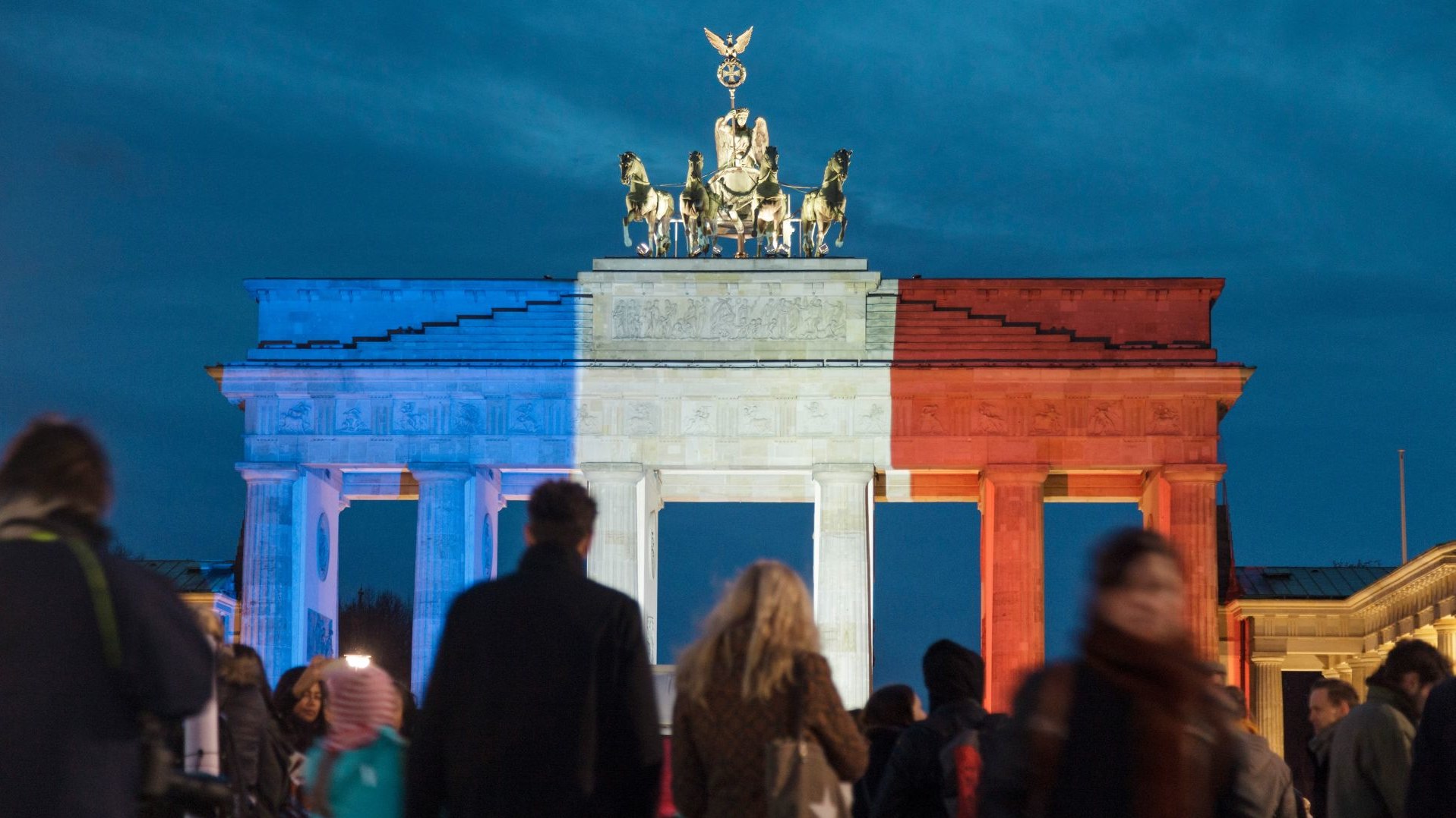 Fotografie von Pierre Adenis. Brandenburger Tor mit Tricolore-Beleuchtung. Rückblende 2015. Der deutsche Preis für politische Fotografie und Karikatur