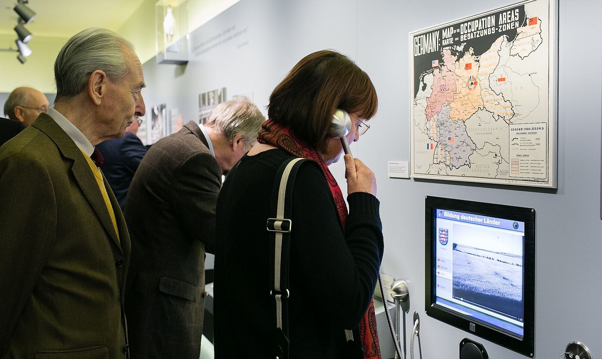 Visitors in the exhibition in the Bundesrat Bonn