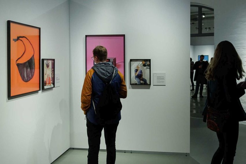 Besucherinnen und Motive in der Ausstellung