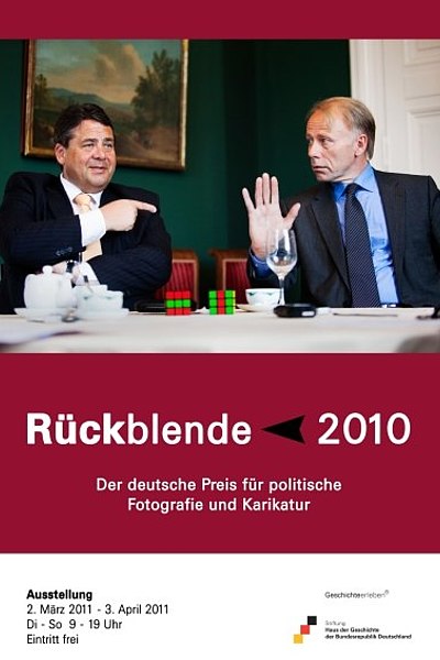 Ausstellungsplakat Rückblende 2010. Der deutsche Preis für politische Fotografie und Karikatur