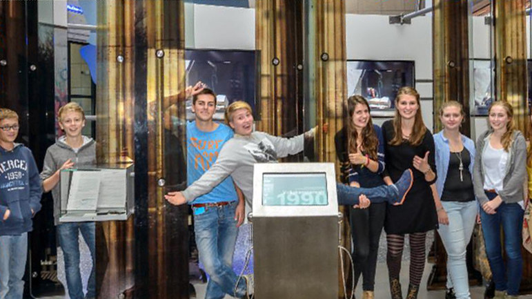 Die Jugendlichen der TeenGroup im Haus der Geschichte Bonn präsentieren ihre Smartphone Games für die Dauerausstellung.