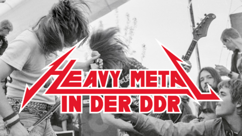 Ein Metal-Konzert. Im Vordergrund der Titel: "Heavy Metal in der DDR"